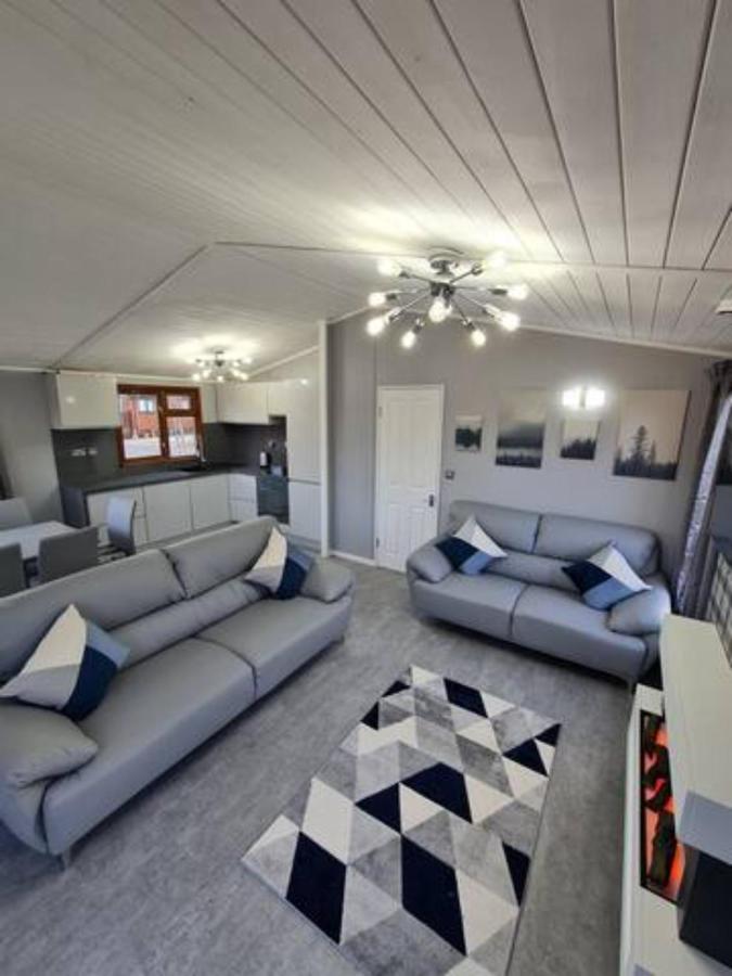 4 Bed Luxury Lodge With Hot Tub Near Lake District Warton エクステリア 写真