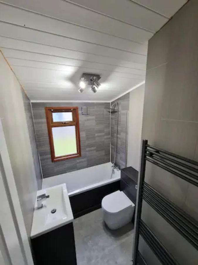 4 Bed Luxury Lodge With Hot Tub Near Lake District Warton エクステリア 写真