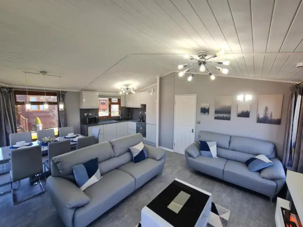 4 Bed Luxury Lodge With Hot Tub Near Lake District Warton エクステリア 写真