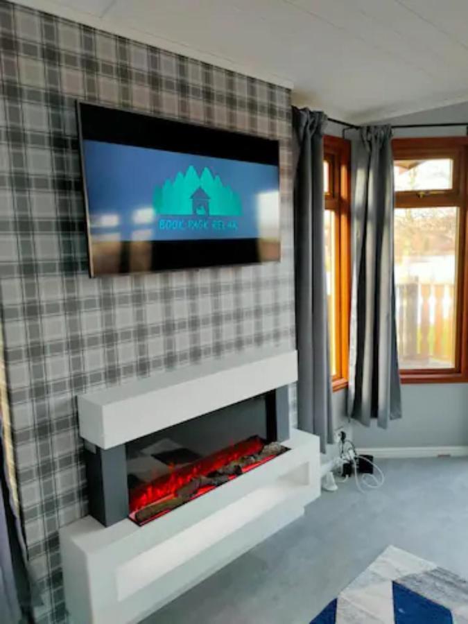 4 Bed Luxury Lodge With Hot Tub Near Lake District Warton エクステリア 写真