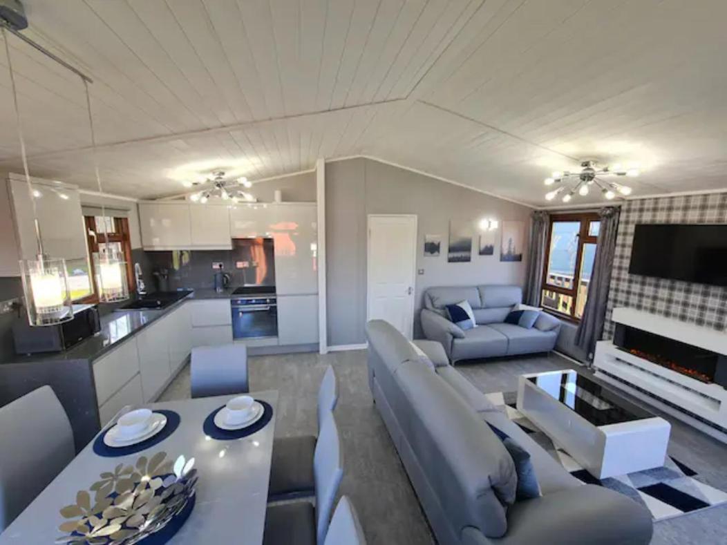 4 Bed Luxury Lodge With Hot Tub Near Lake District Warton エクステリア 写真