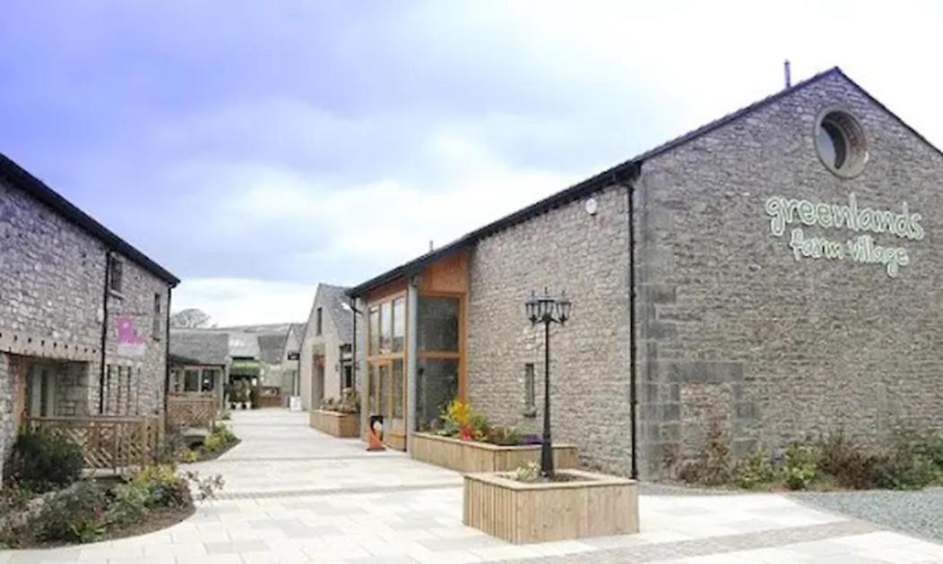 4 Bed Luxury Lodge With Hot Tub Near Lake District Warton エクステリア 写真