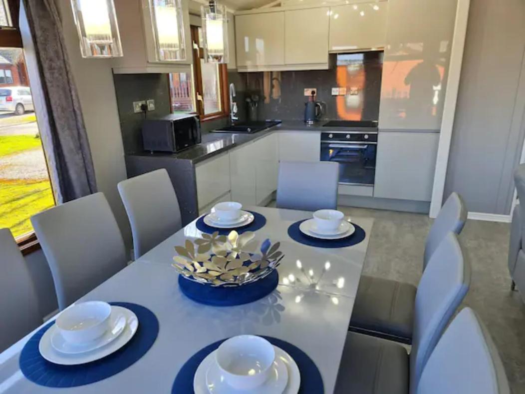 4 Bed Luxury Lodge With Hot Tub Near Lake District Warton エクステリア 写真