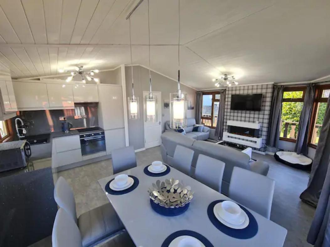 4 Bed Luxury Lodge With Hot Tub Near Lake District Warton エクステリア 写真