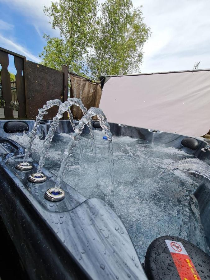 4 Bed Luxury Lodge With Hot Tub Near Lake District Warton エクステリア 写真