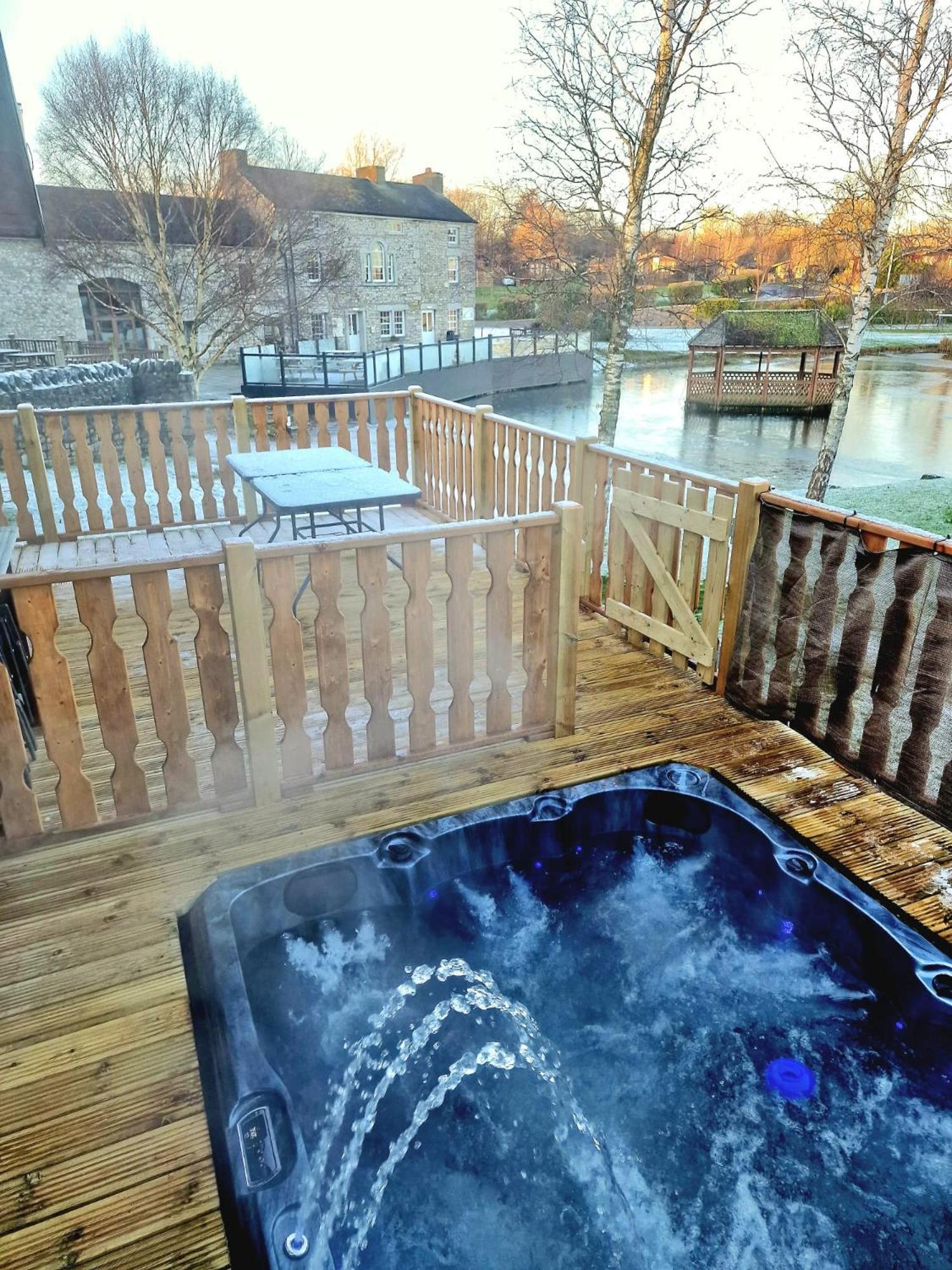 4 Bed Luxury Lodge With Hot Tub Near Lake District Warton エクステリア 写真